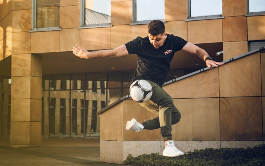 Jak zacząć trening trików piłkarskich – Konrad Dybaś prezentuje swoje porady