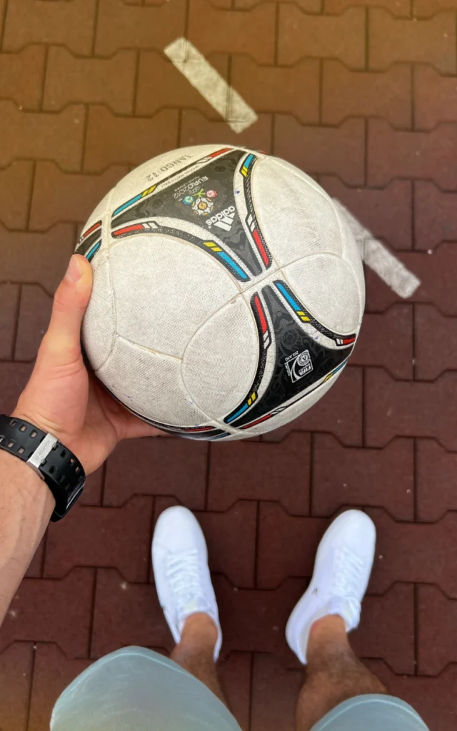 Nauka kapek i podbijania piłki nogami - freestyle football